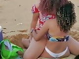 Flagra gostosas na praia Catch hot babes catching in beach